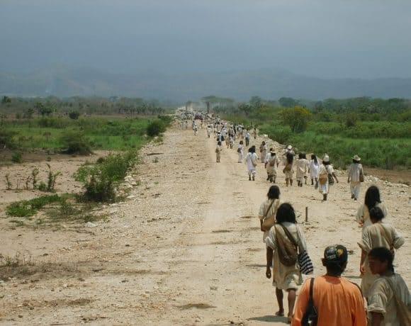 Atrapados en el fuego cruzado: los Pueblos Indígenas en Colombia